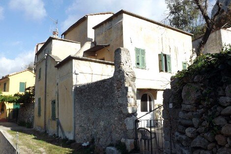 Casa rustica in vendita a Finale Ligure.