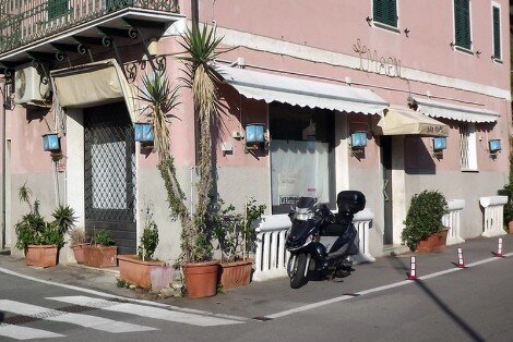 Locale commerciale in vendita a Finale Ligure.